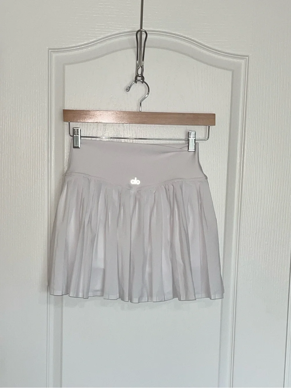 ALO YOGA White Pleated Mini Skirt with Elastic Banded Waist Sz Medium